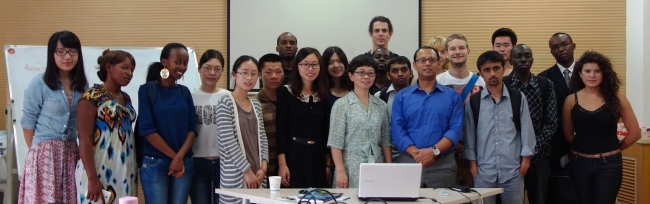 IESD 学生（2014）和Mahesh Pradhan （联合国环境规划署） 以及方萍老师
