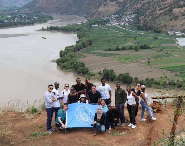 Mr. Lukasz with the UNEP-Tongji IESD delegation at the First Bend of Yangtze River